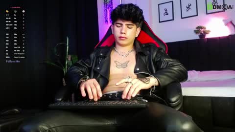Snapshot of lylebennett_ chatting on April 11, 1:15 pm Lyle Bennett Freelance Model online show from April 11, 1:15 pm