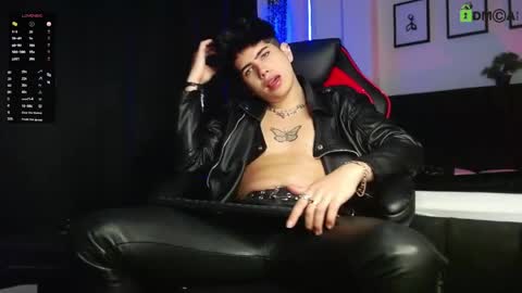 Snapshot of lylebennett_ chatting on May 18, 8:03 pm Lyle Bennett Freelance Model online show from May 18, 8:03 pm