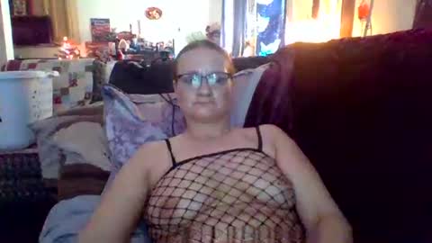 Snapshot of lynds87 chatting on February 10, 8:35 pm lynds87 online show from February 10, 8:35 pm