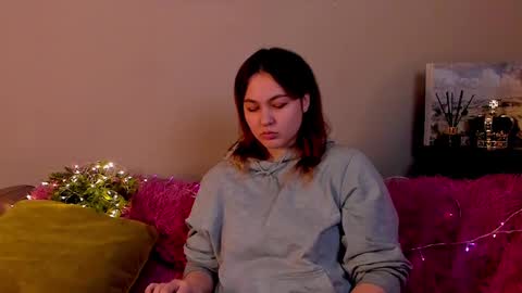 Snapshot of lynetteakey chatting on December 6, 5:55 pm Alice online show from December 6, 5:55 pm