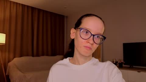 Sara online show from April 4, 4:04 pm