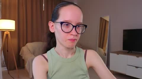 Snapshot of lynettebails chatting on July 2, 4:13 pm Sara online show from July 2, 4:13 pm