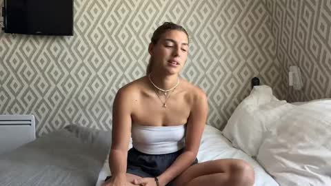  LYNN  online show from April 25, 7:33 am