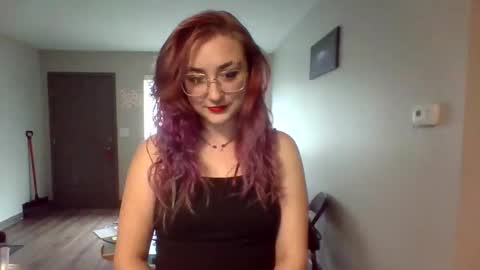 Lynn  online show from April 4, 6:05 pm