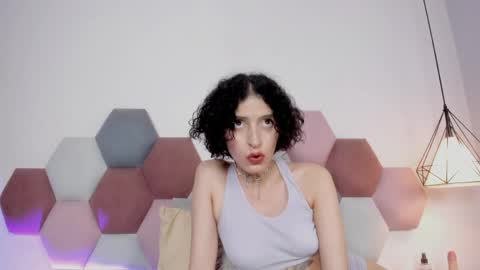 Lyravendrell online show from April 9, 6:19 am