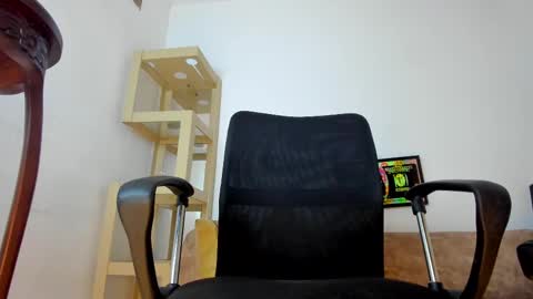 Snapshot of m1lk_choc chatting on February 13, 6:05 pm Mila online show from February 13, 6:05 pm