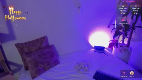 Snapshot of m1lk_choc chatting on October 18, 12:35 am Mila online show from October 18, 12:35 am