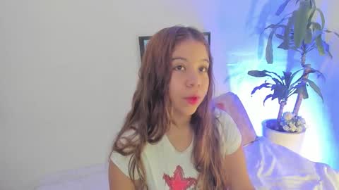 Snapshot of m1lk_choc chatting on November 10, 4:06 pm Mila online show from November 10, 4:06 pm