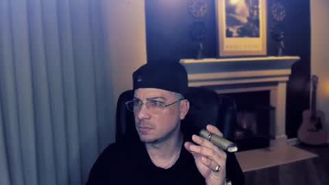 Snapshot of m4ck764561 chatting on December 20, 8:21 am m4ck online show from December 20, 8:21 am