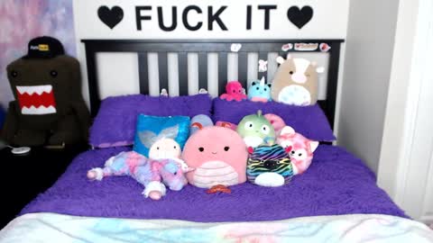 Mackenzie Wolfe online show from February 20, 8:17 am