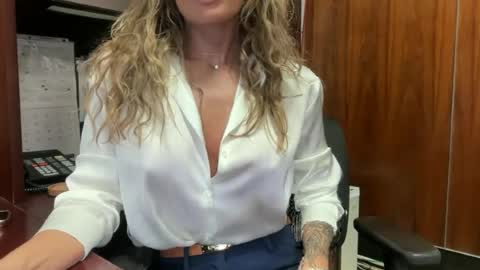 Snapshot of madame_andi chatting on June 17, 11:45 am madame_andi online show from June 17, 11:45 am