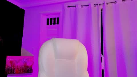 Snapshot of madame_lilith chatting on December 22, 11:18 am madame lilith online show from December 22, 11:18 am