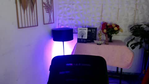Snapshot of maddie_24xx chatting on June 18, 9:14 am maddie_24xx online show from June 18, 9:14 am