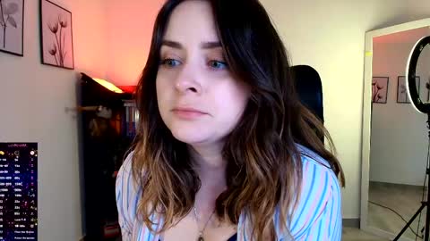 Snapshot of madelamee chatting on April 24, 10:23 pm madelamee online show from April 24, 10:23 pm