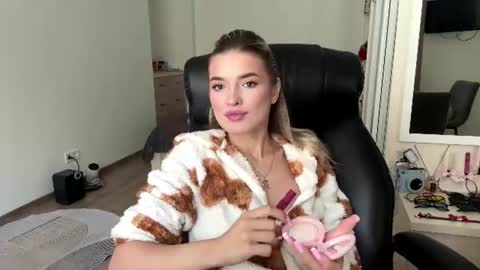 Snapshot of madelenequirk chatting on July 8, 9:14 am Alisa online show from July 8, 9:14 am