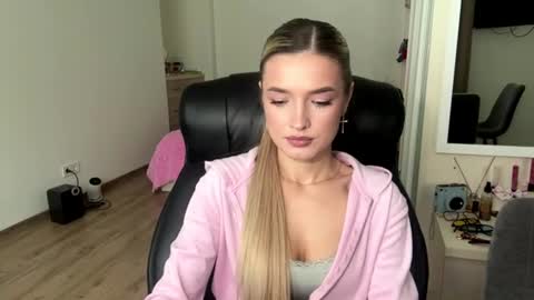 Snapshot of madelenequirk chatting on July 13, 9:34 am Alisa online show from July 13, 9:34 am