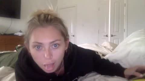 Snapshot of madirose69 chatting on October 21, 2:29 pm mari rose online show from October 21, 2:29 pm