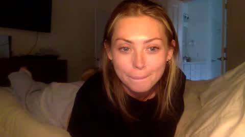 Snapshot of madirose69 chatting on November 1, 10:23 pm mari rose online show from November 1, 10:23 pm