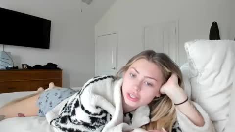 Snapshot of madirose69 chatting on December 17, 3:18 pm mari rose online show from December 17, 3:18 pm