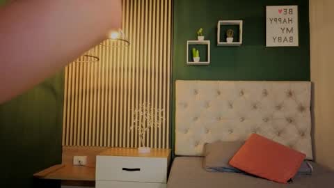 Melissa     700  1400 -5 online show from September 14, 4:50 pm