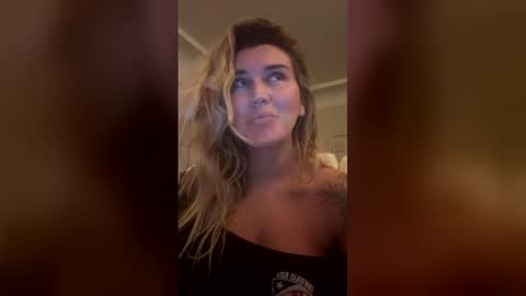 madisonlubbe2 online show from April 4, 4:33 am