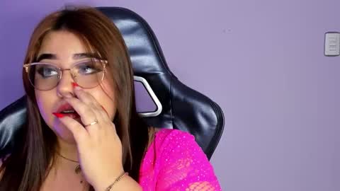 madissonlee__ online show from December 16, 7:19 pm