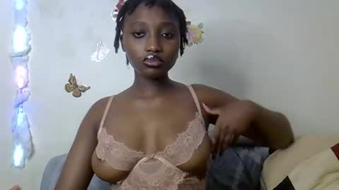 Snapshot of maee_y chatting on November 11, 3:45 pm Maee online show from November 11, 3:45 pm