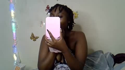 Snapshot of maee_y chatting on November 18, 6:56 pm Maee online show from November 18, 6:56 pm