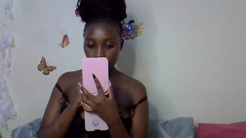 Snapshot of maee_y chatting on November 26, 8:43 pm Maee online show from November 26, 8:43 pm