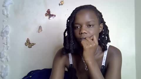 Snapshot of maee_y chatting on December 3, 10:35 am Maee online show from December 3, 10:35 am