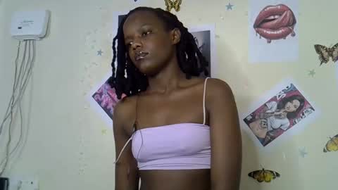 Snapshot of maee_y chatting on December 14, 3:28 pm Maee online show from December 14, 3:28 pm