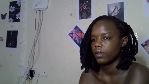 Snapshot of maee_y chatting on December 16, 1:27 pm Maee online show from December 16, 1:27 pm