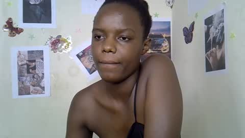 Snapshot of maee_y chatting on December 19, 4:14 pm Maee online show from December 19, 4:14 pm