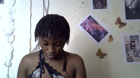 Snapshot of maee_y chatting on January 13, 12:05 am Maee online show from January 13, 12:05 am