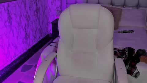 Snapshot of maeve_bigboobs chatting on March 4, 3:22 am Mae online show from March 4, 3:22 am