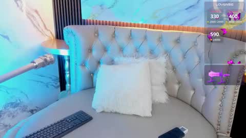 Snapshot of maeve_bigboobs chatting on November 26, 1:50 am Mae online show from November 26, 1:50 am