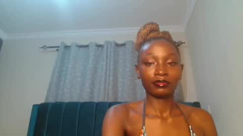 Snapshot of maeve_m chatting on January 6, 6:10 pm Maeve online show from January 6, 6:10 pm