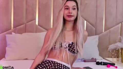 Snapshot of maevedream chatting on January 11, 8:14 pm M. online show from January 11, 8:14 pm