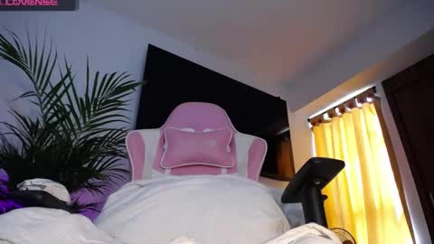 Snapshot of maggie_raver chatting on January 21, 3:21 pm maggie online show from January 21, 3:21 pm