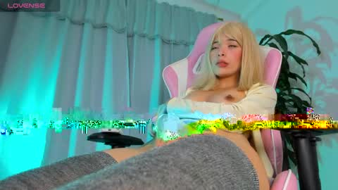 Snapshot of maggie_raver chatting on May 2, 2:44 pm maggie online show from May 2, 2:44 pm
