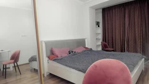 Snapshot of maggie_small chatting on October 17, 7:16 pm maggie_small online show from October 17, 7:16 pm