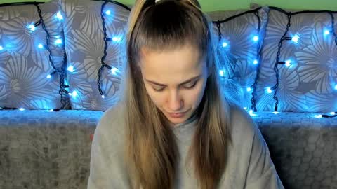 Snapshot of maggiecake chatting on December 3, 3:20 am Maggie online show from December 3, 3:20 am