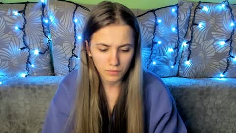 Snapshot of maggiecake chatting on December 11, 1:05 am Maggie online show from December 11, 1:05 am