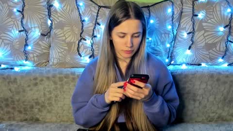 Snapshot of maggiecake chatting on December 16, 4:02 am Maggie online show from December 16, 4:02 am