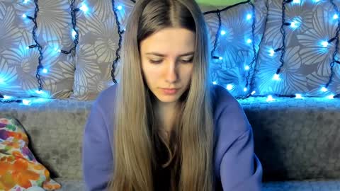 Snapshot of maggiecake chatting on December 17, 4:12 am Maggie online show from December 17, 4:12 am