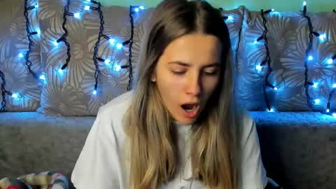 Snapshot of maggiecake chatting on November 10, 5:28 am Maggie online show from November 10, 5:28 am