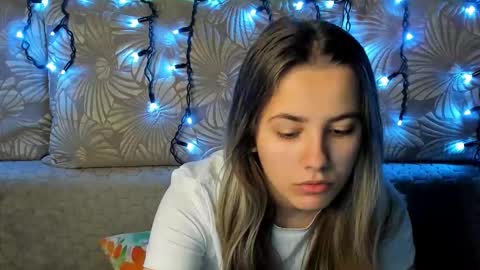 Snapshot of maggiecake chatting on December 2, 3:01 am Maggie online show from December 2, 3:01 am