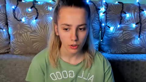 Snapshot of maggiecake chatting on December 14, 1:33 am Maggie online show from December 14, 1:33 am