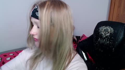 Snapshot of maggieswaggy chatting on February 7, 9:37 pm Magdalene Swaggy online show from February 7, 9:37 pm