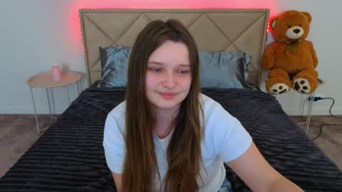Snapshot of magicpeachhs chatting on May 12, 5:59 am Emily online show from May 12, 5:59 am